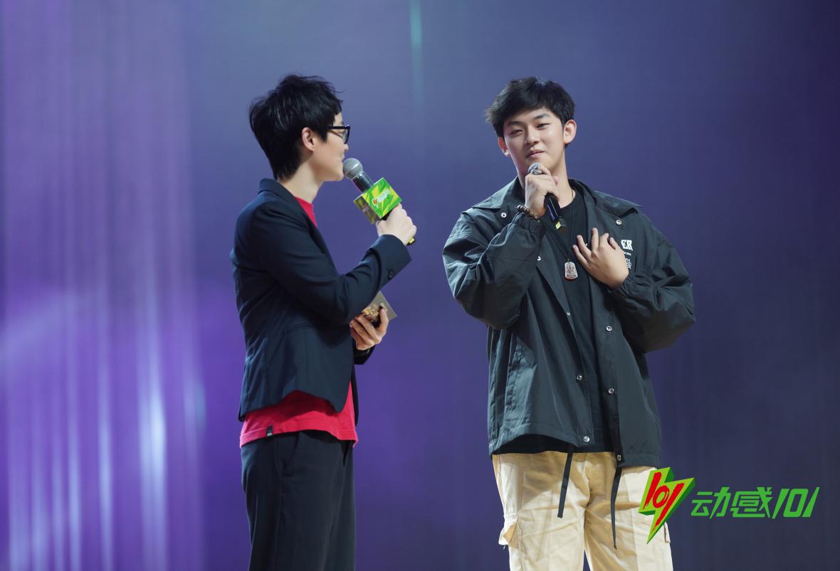 图为叶阳同学在跨越赛中和主持人互动 图为叶阳同学在跨越赛中和主持人互动