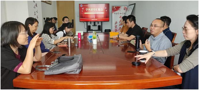图为会计系教师进行研讨 图为会计系教师进行研讨