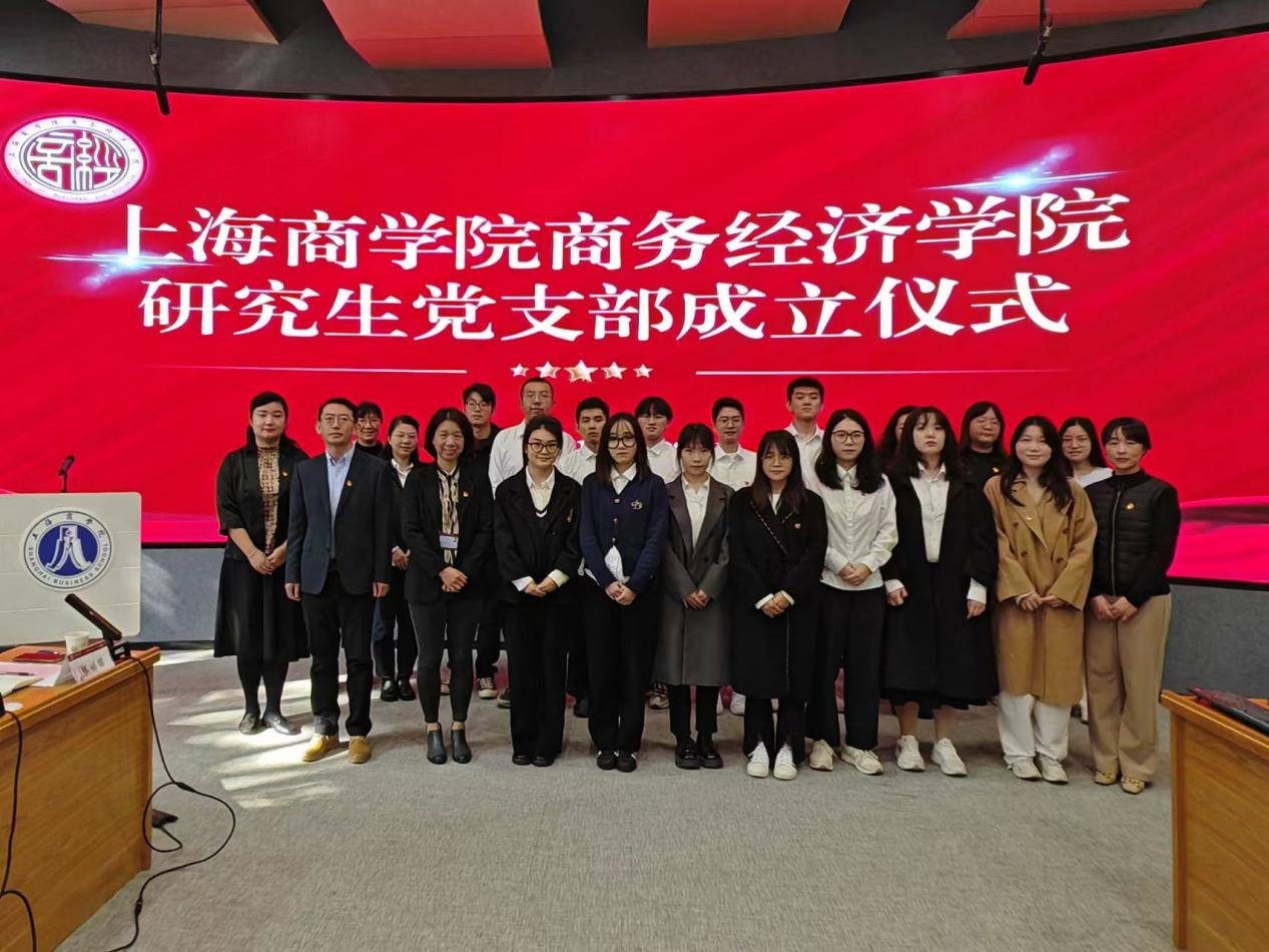 图为参会人员合影 图为参会人员合影