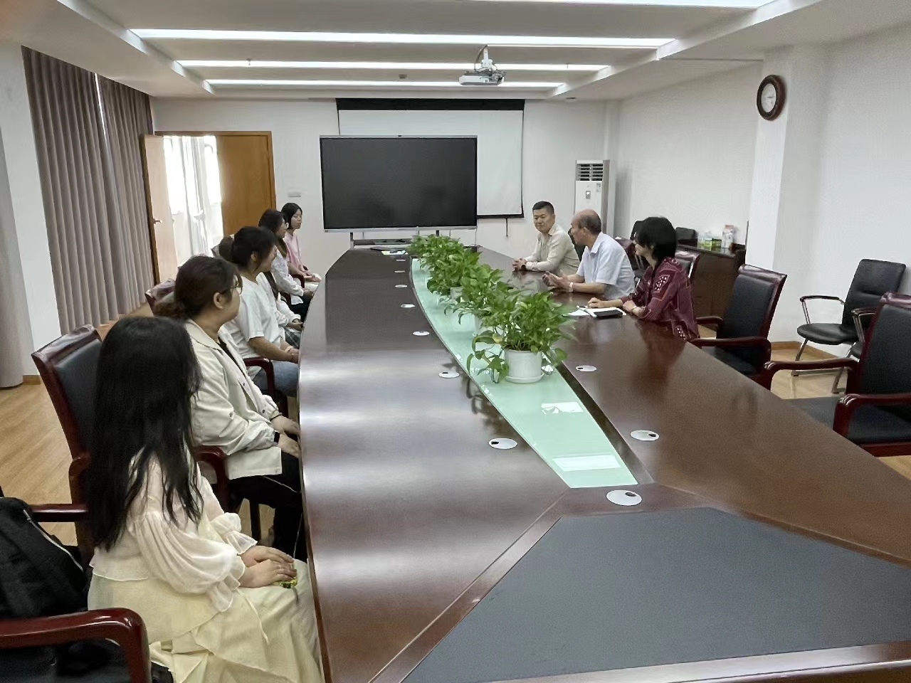 一线慰问鼓士气