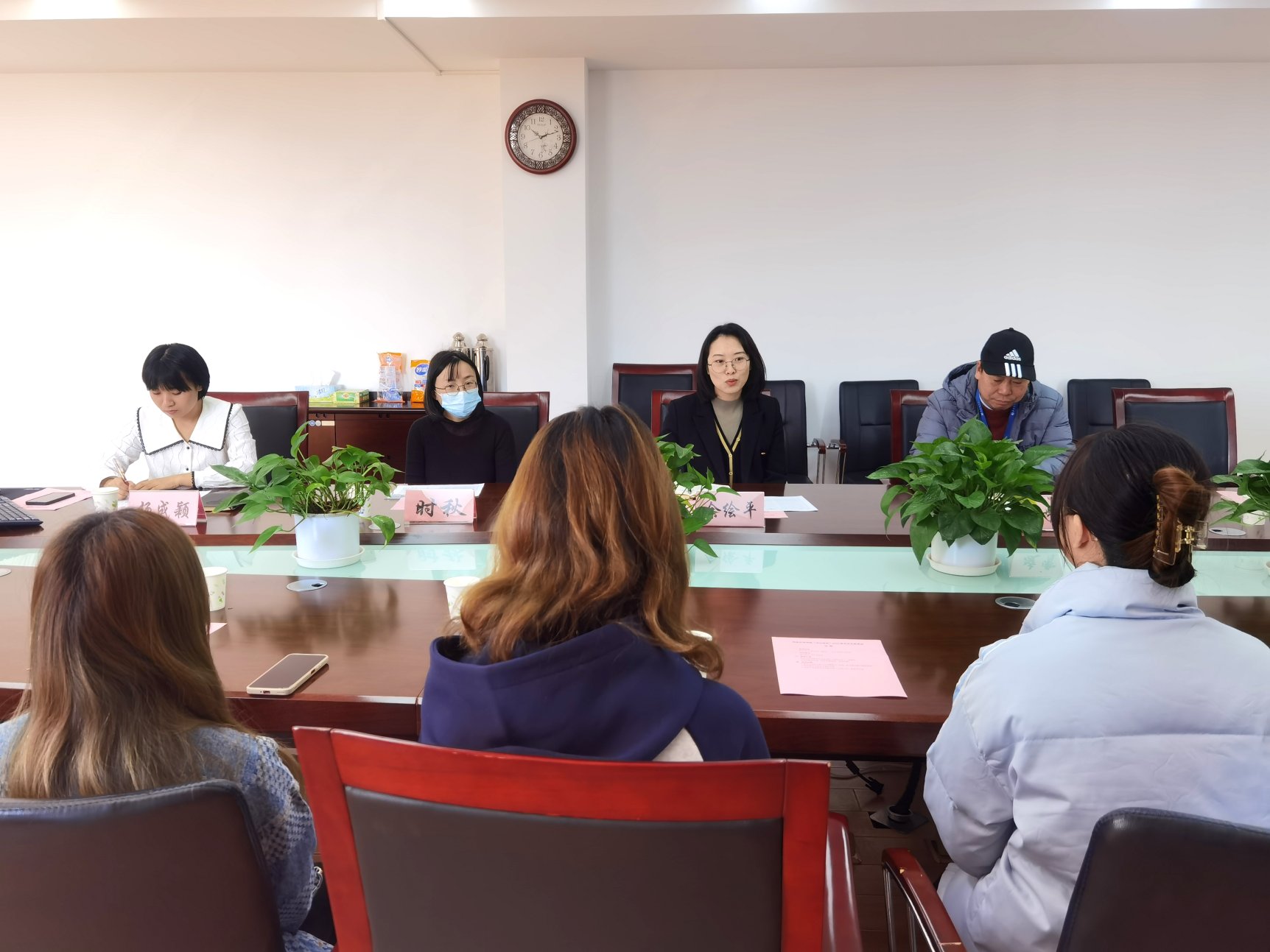 图为座谈会现场 图为座谈会现场