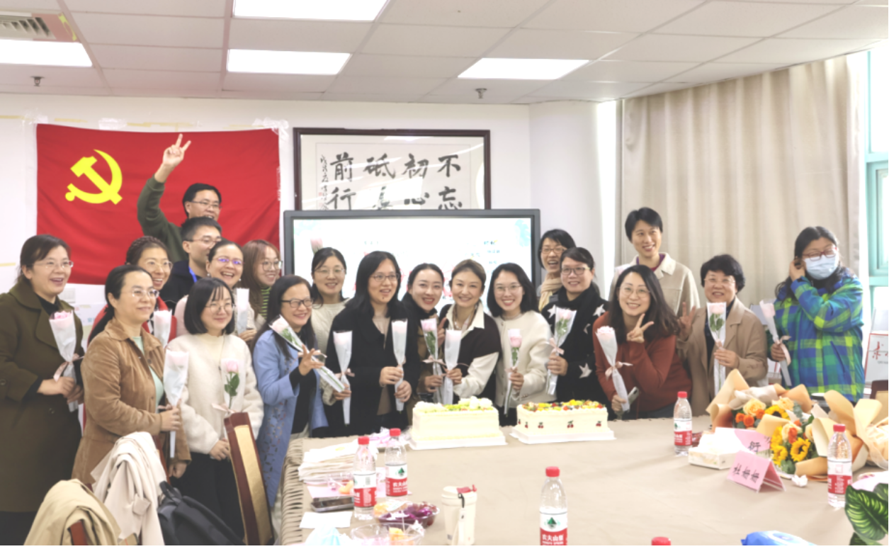 图为参加活动的教职工合影 图为参加活动的教职工合影