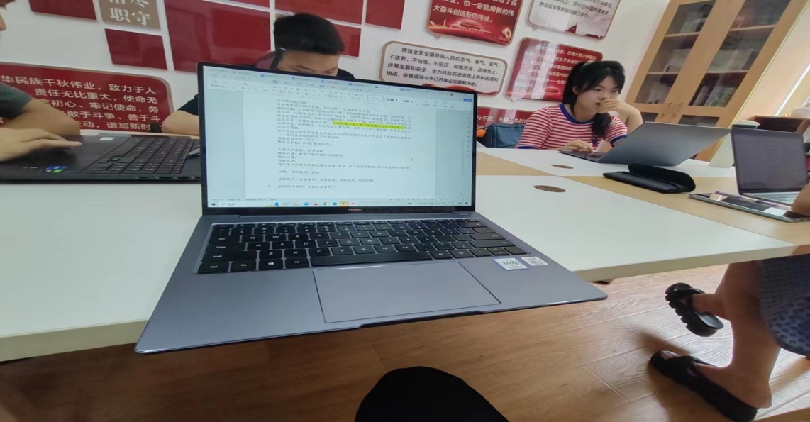 图为线下研讨会议 图为线下研讨会议