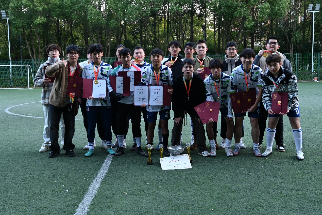 图为管院足球队队员合影留念 图为管院足球队队员合影留念