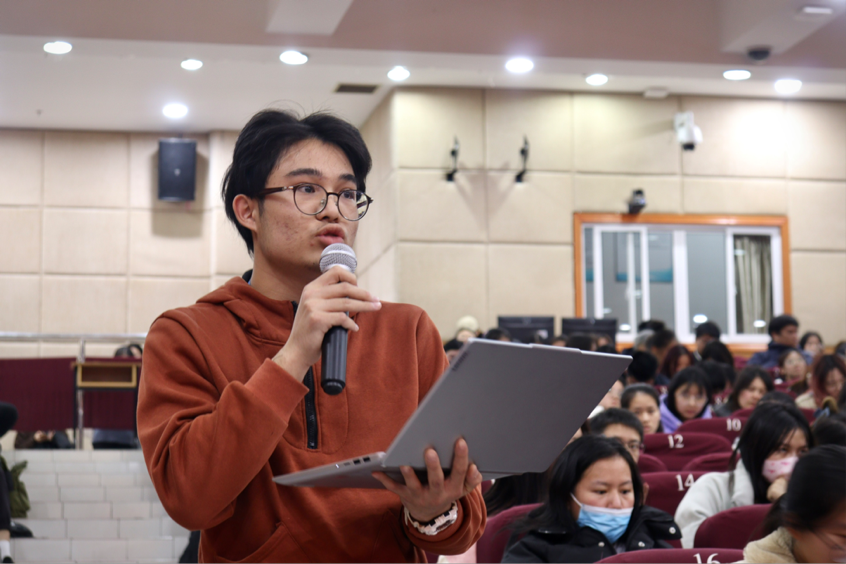 在场的同学们踊跃发问 在场的同学们踊跃发问