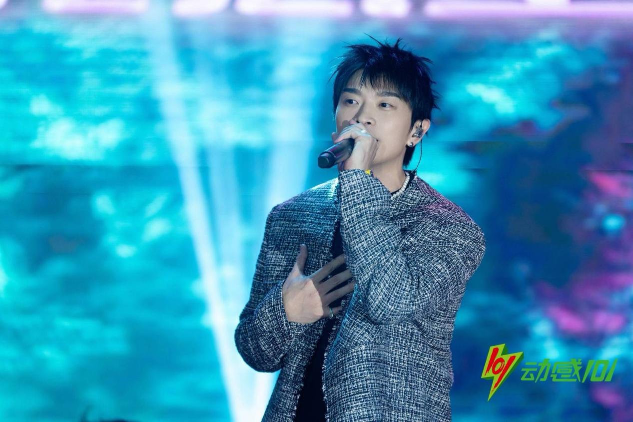 满舒克还在现场演唱了经典作品《慢热》和新歌《如果再见面》 满舒克还在现场演唱了经典作品《慢热》和新歌《如果再见面》