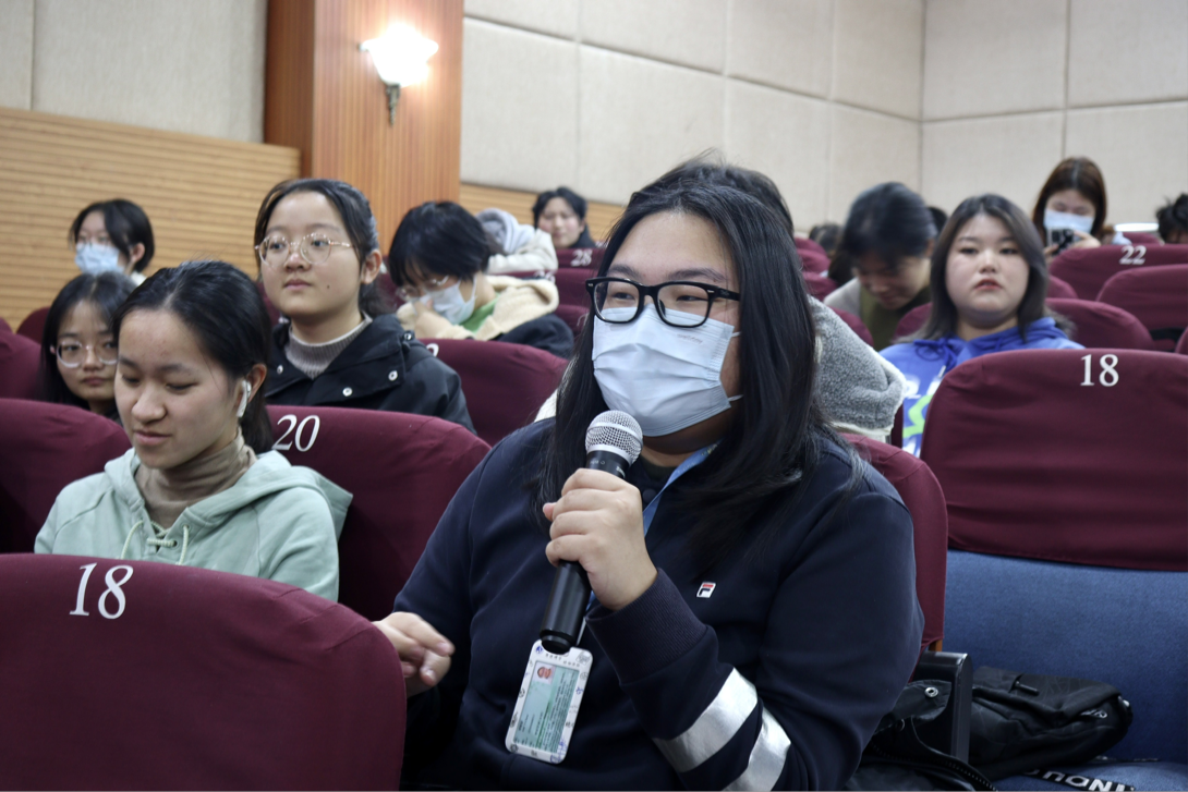 在场的同学们踊跃发问 在场的同学们踊跃发问