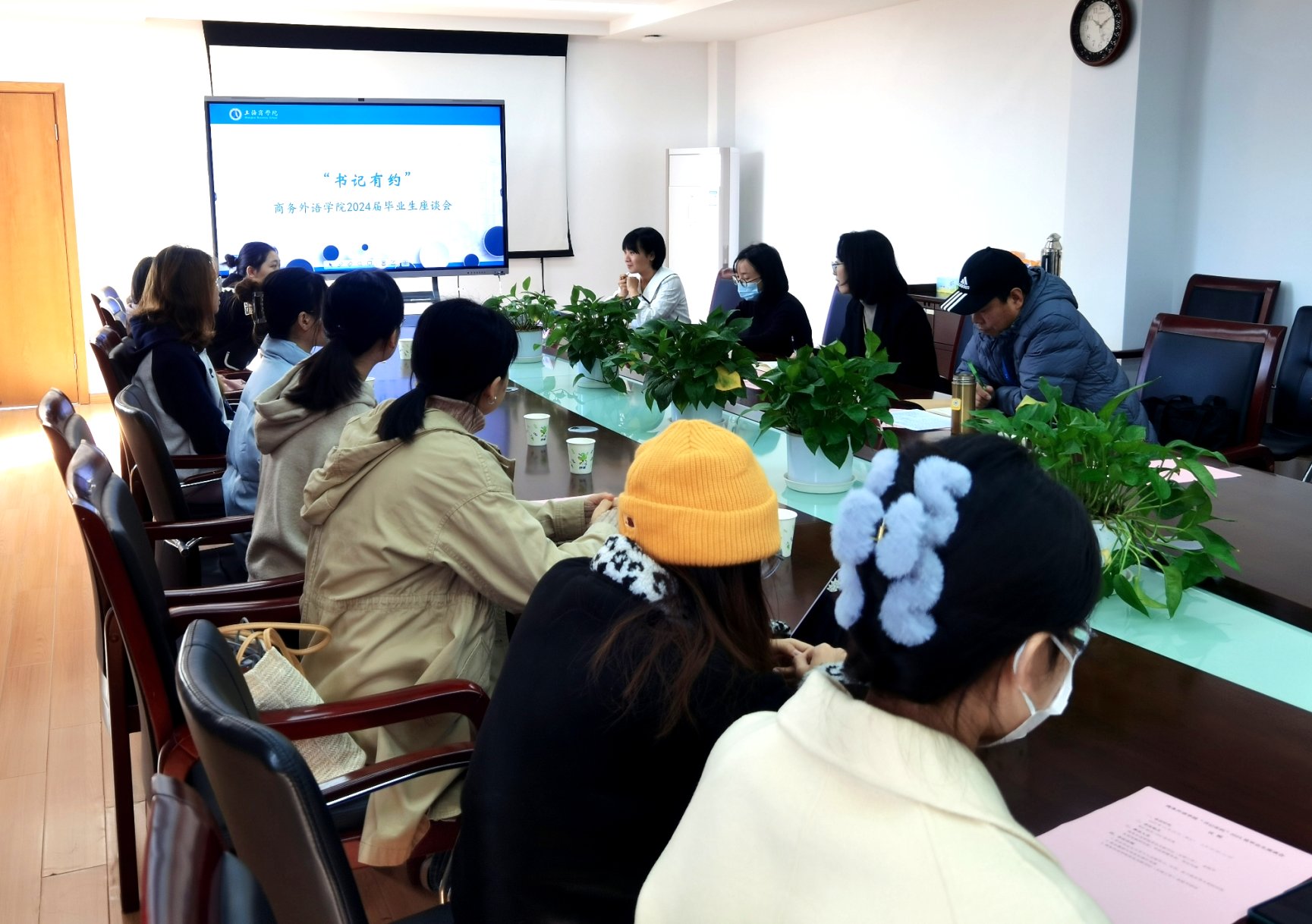 图为座谈会现场 图为座谈会现场