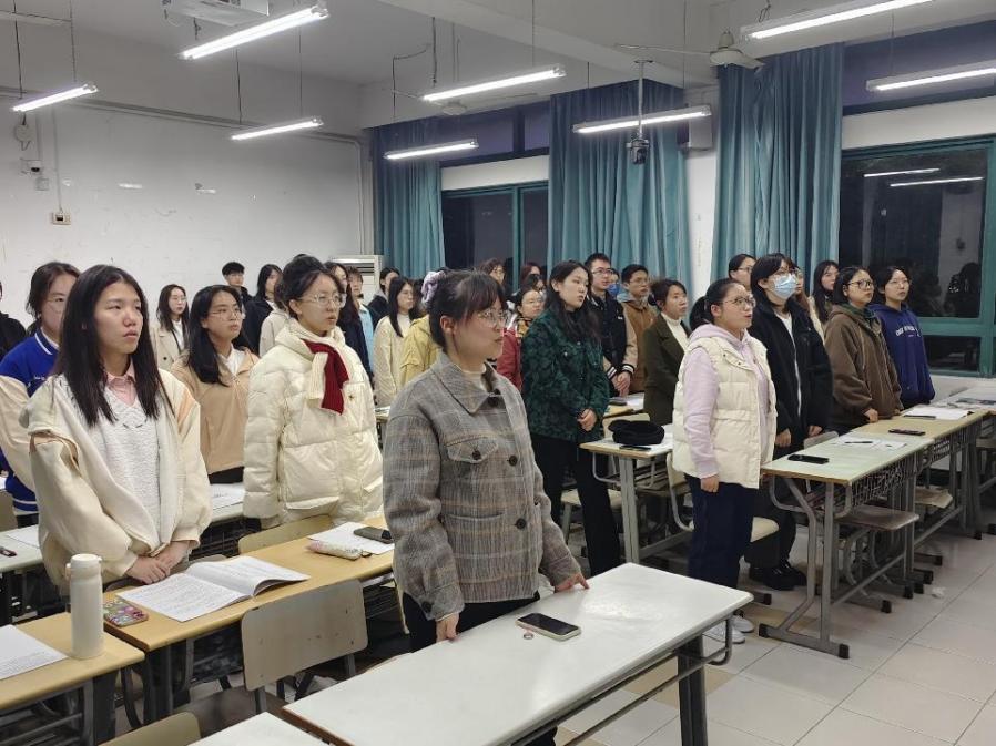 图为全体起立奏唱国歌 图为全体起立奏唱国歌