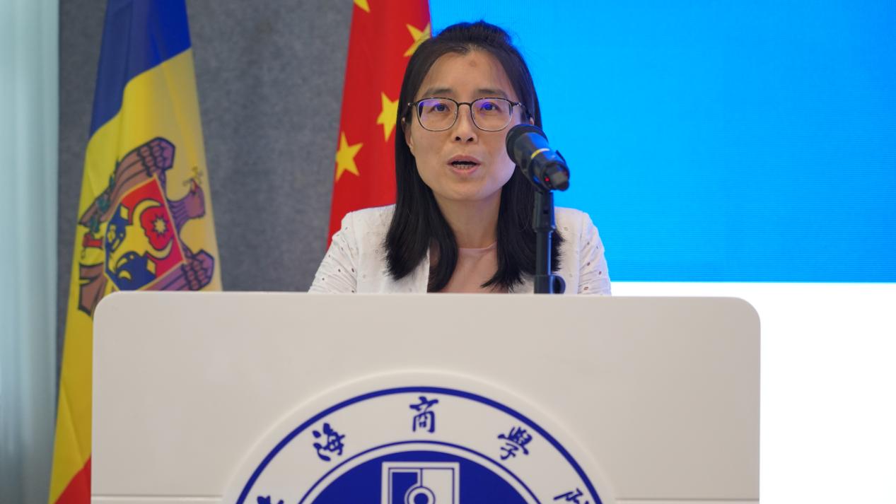 图为戴莹副院长发言