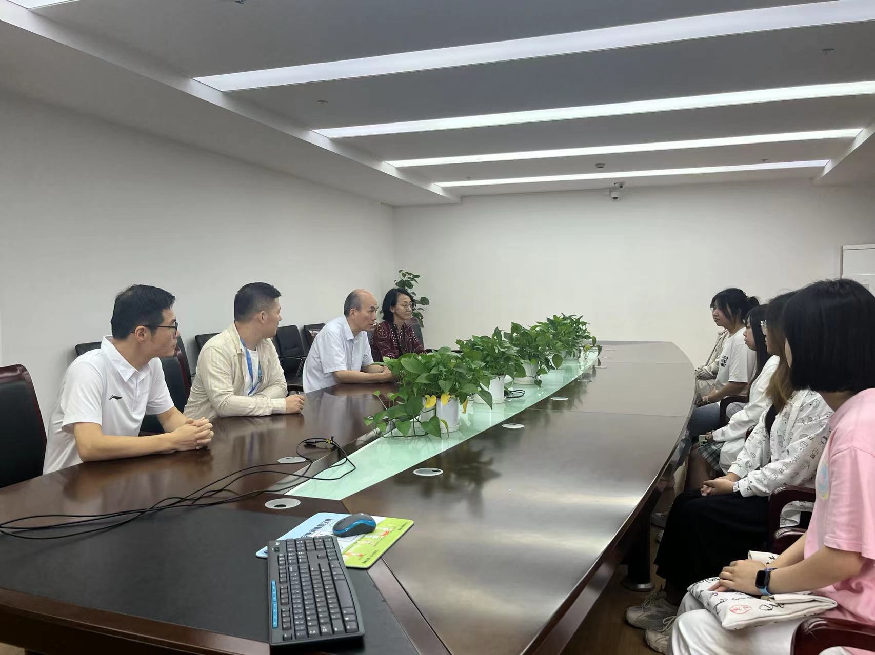 一线慰问鼓士气