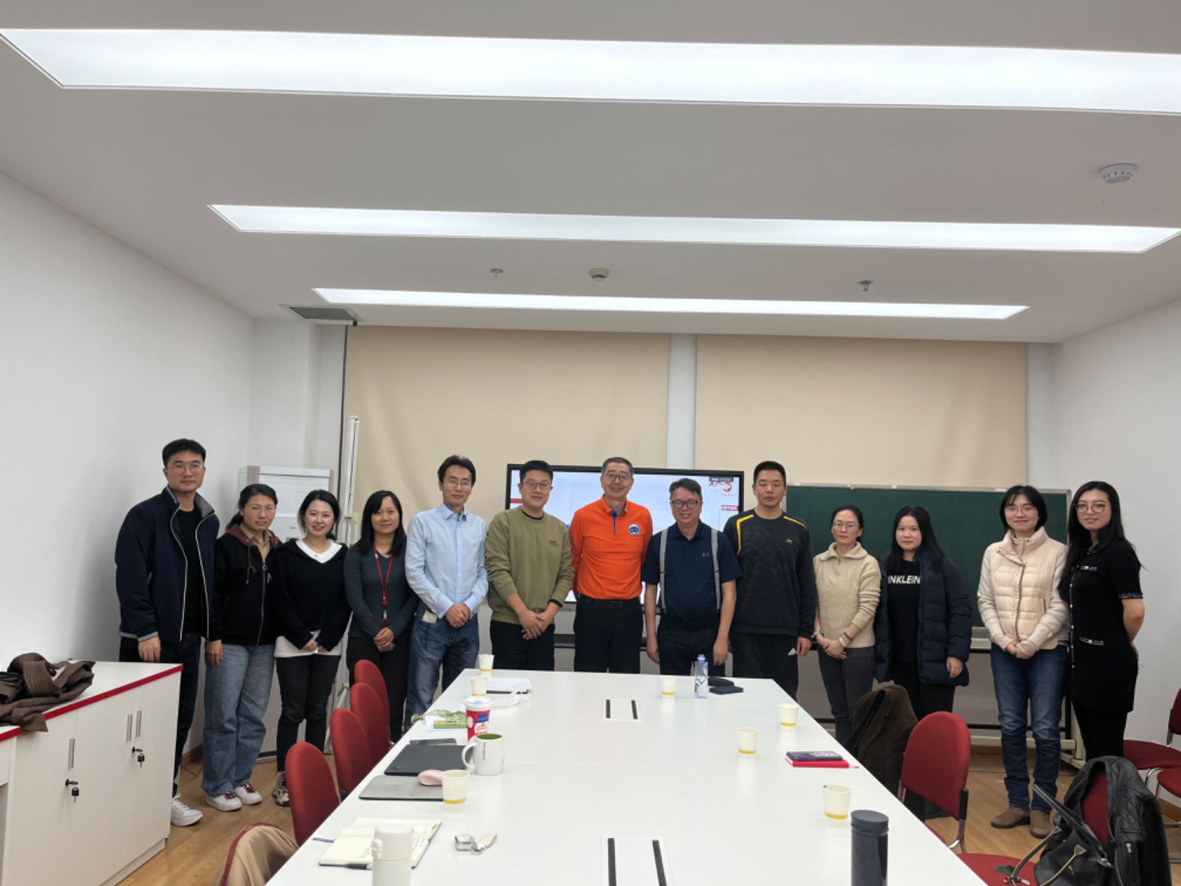 图为现场合影 图为现场合影