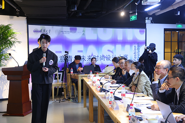 图为周琛昊同学在决赛现场做汇报 图为周琛昊同学在决赛现场做汇报