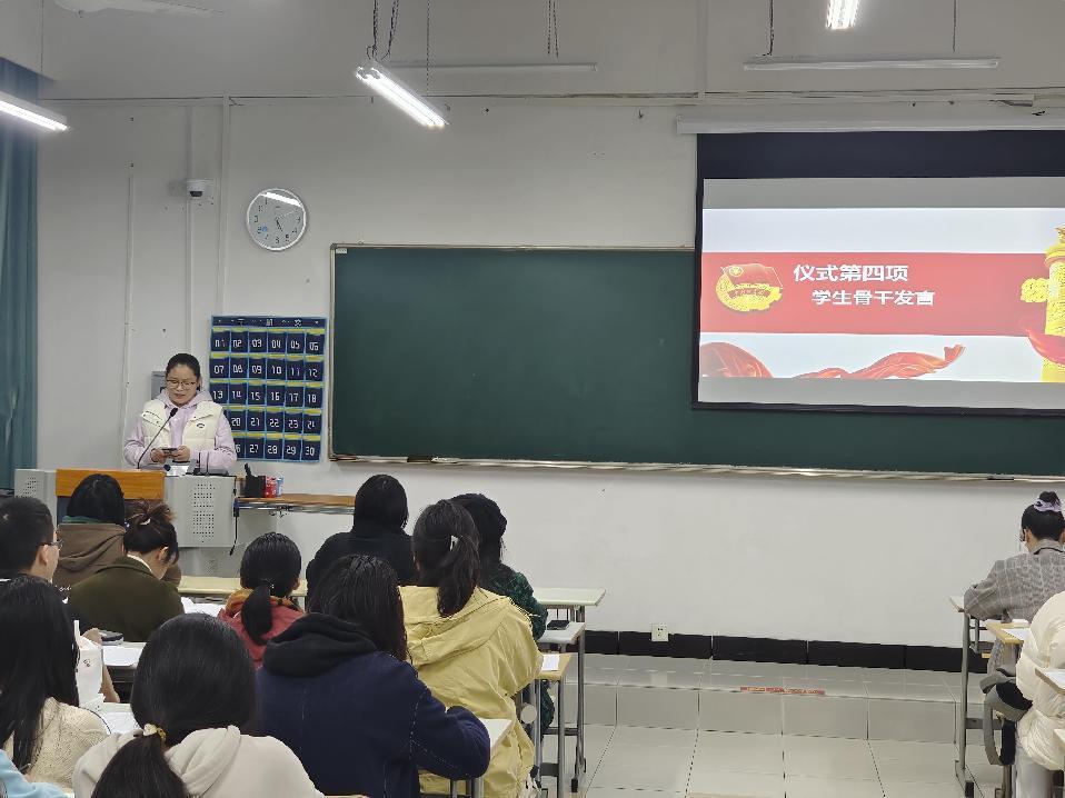 图为肖杨雨同学发言 图为肖杨雨同学发言
