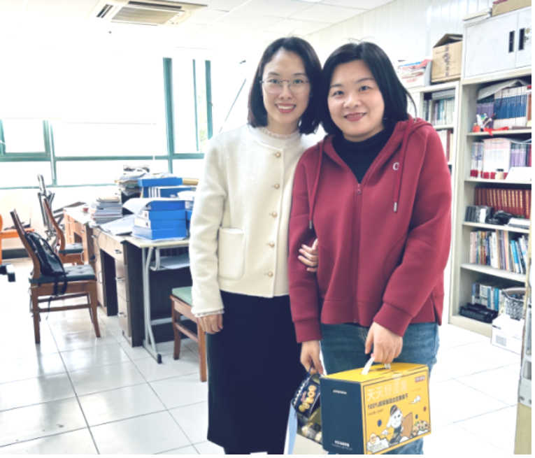 图为余绘平慰问教师 图为余绘平慰问教师