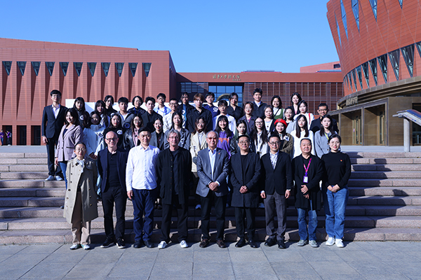 图为评委会成员与选手合影 图为评委会成员与选手合影