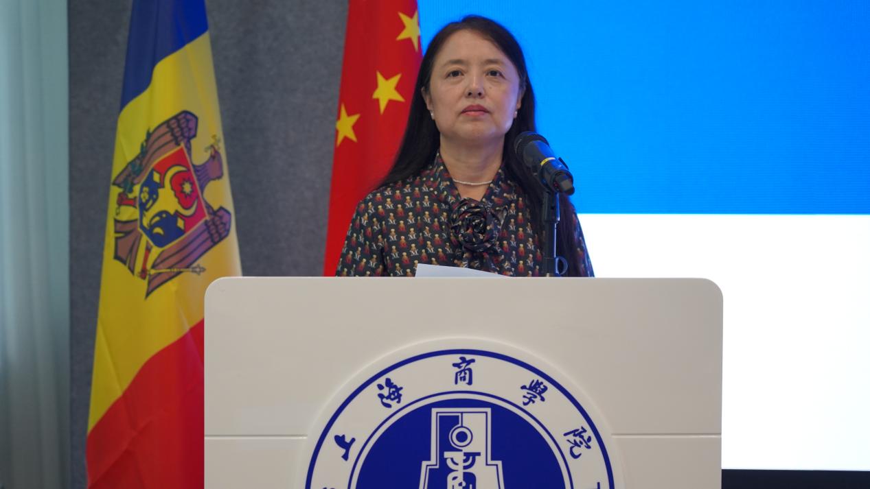 图为专家代表发言