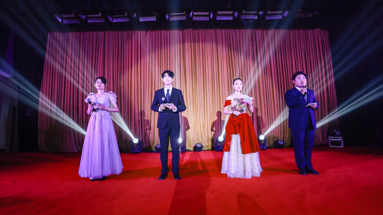 决赛主持人 决赛主持人