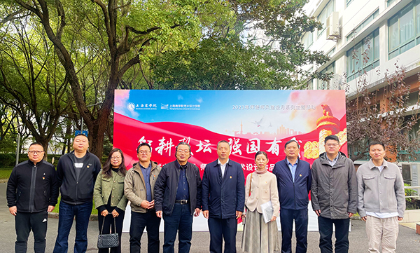 图为邹连平一行参观艺术设计学院师生文化艺术作品展