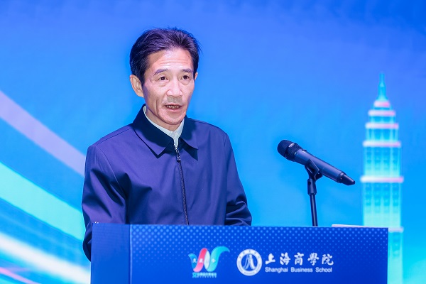 图为上海商学院党委副书记、校长吴忠致欢迎词