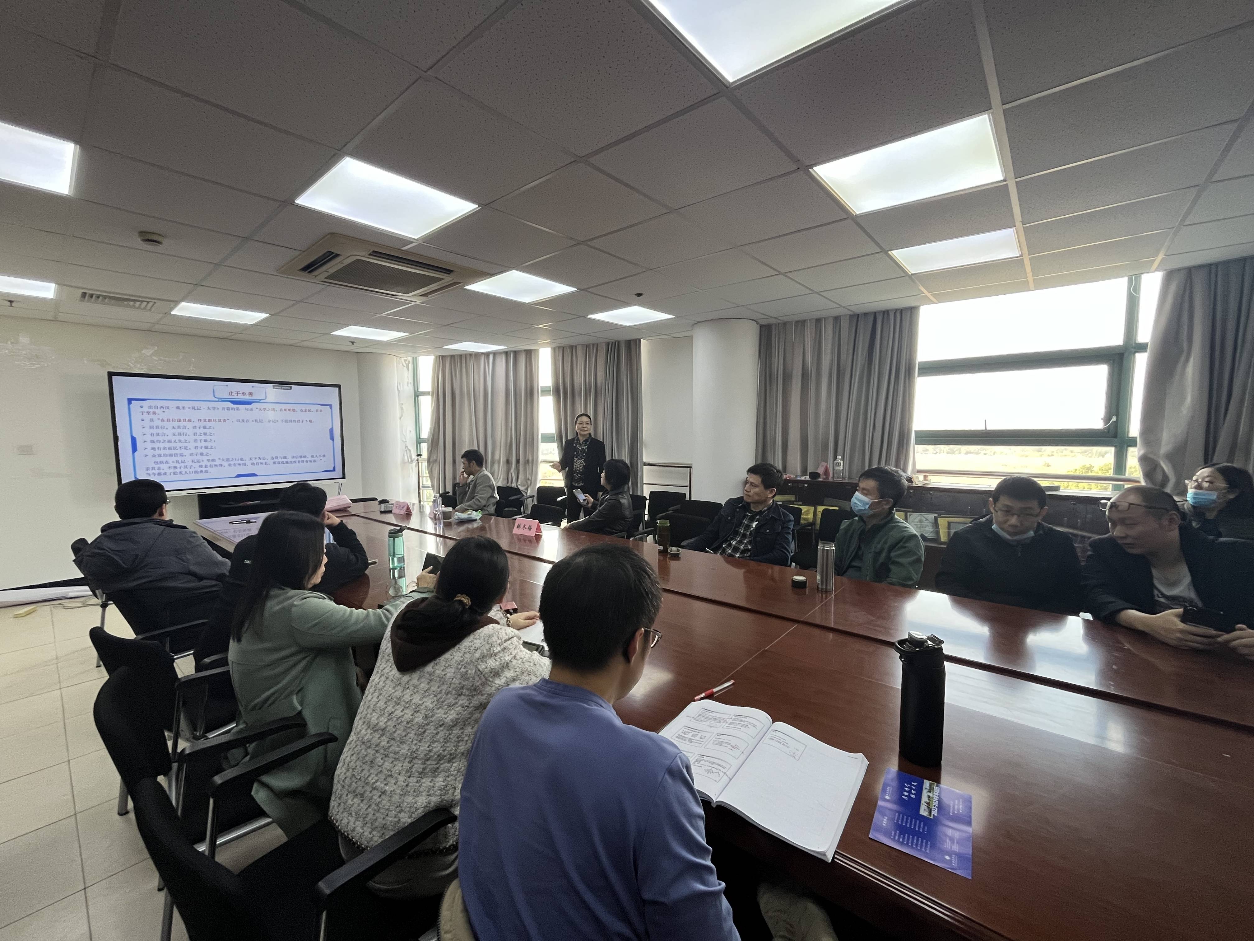 图1:王金凤教授正在演讲 图1:王金凤教授正在演讲