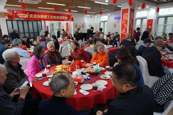 上海商学院举办2024年离退休教职工迎新春团拜会