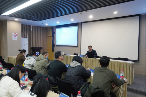 图为上海海事大学党委办公室主任杨大刚专题授课