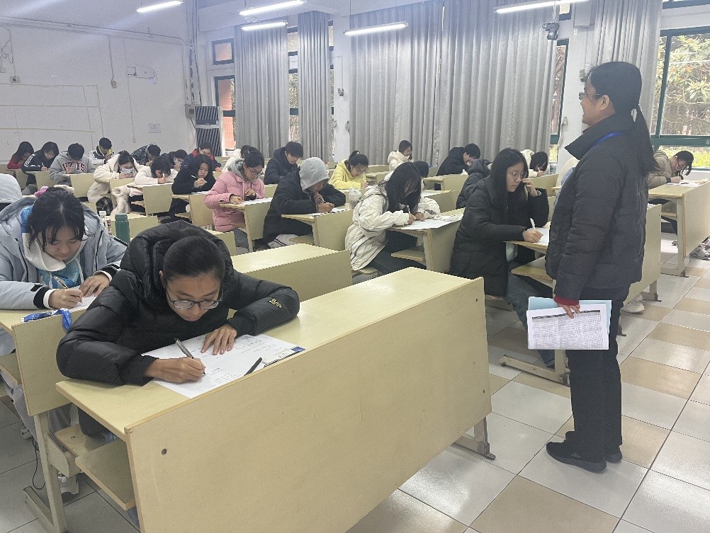 上海商学院校领导带队集中巡查2023-2024学年秋季学期期末考试工作