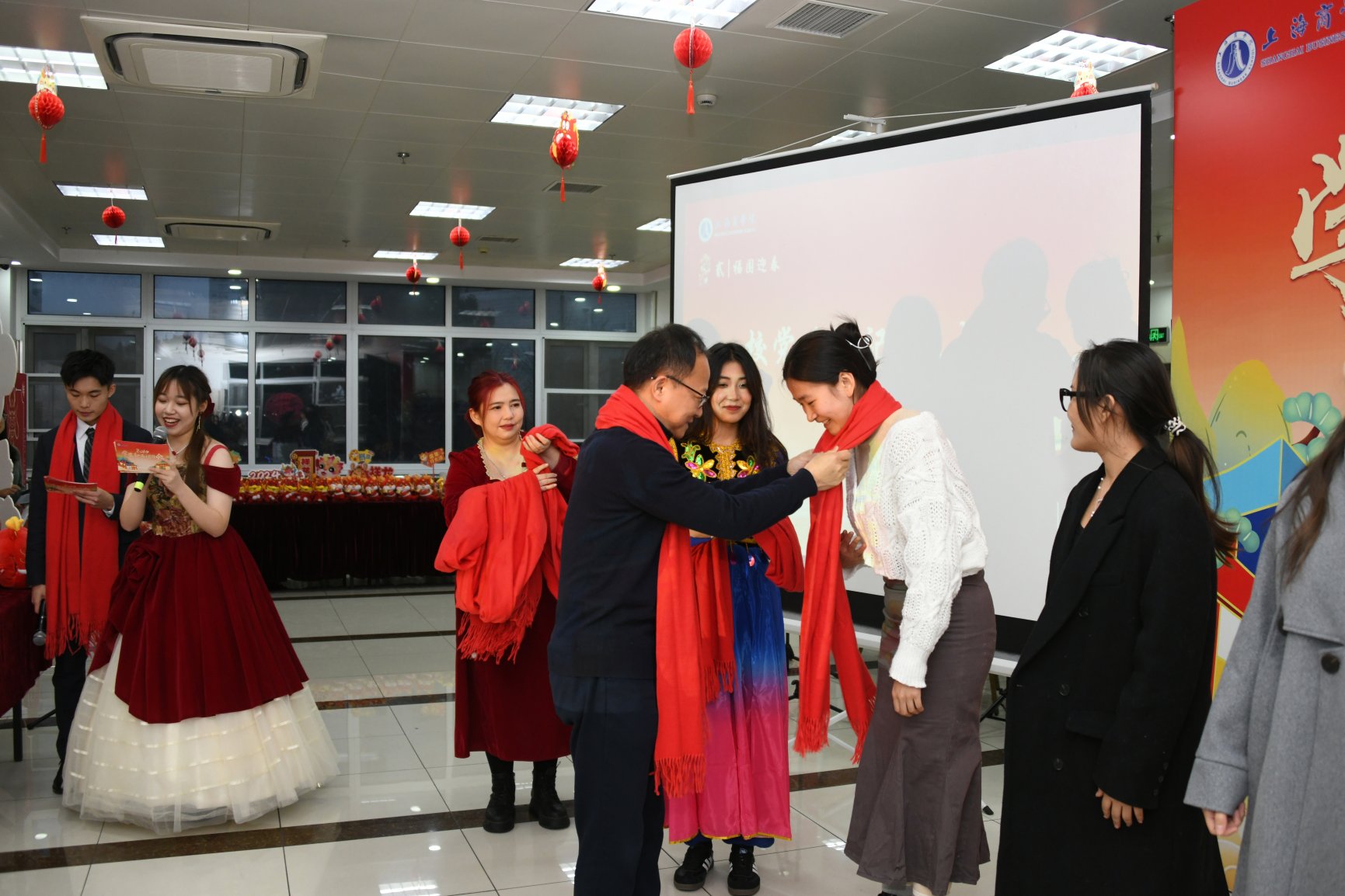 校党委书记沈大明为学生代表佩戴了代表着殷切期盼与美好祝福的红围巾