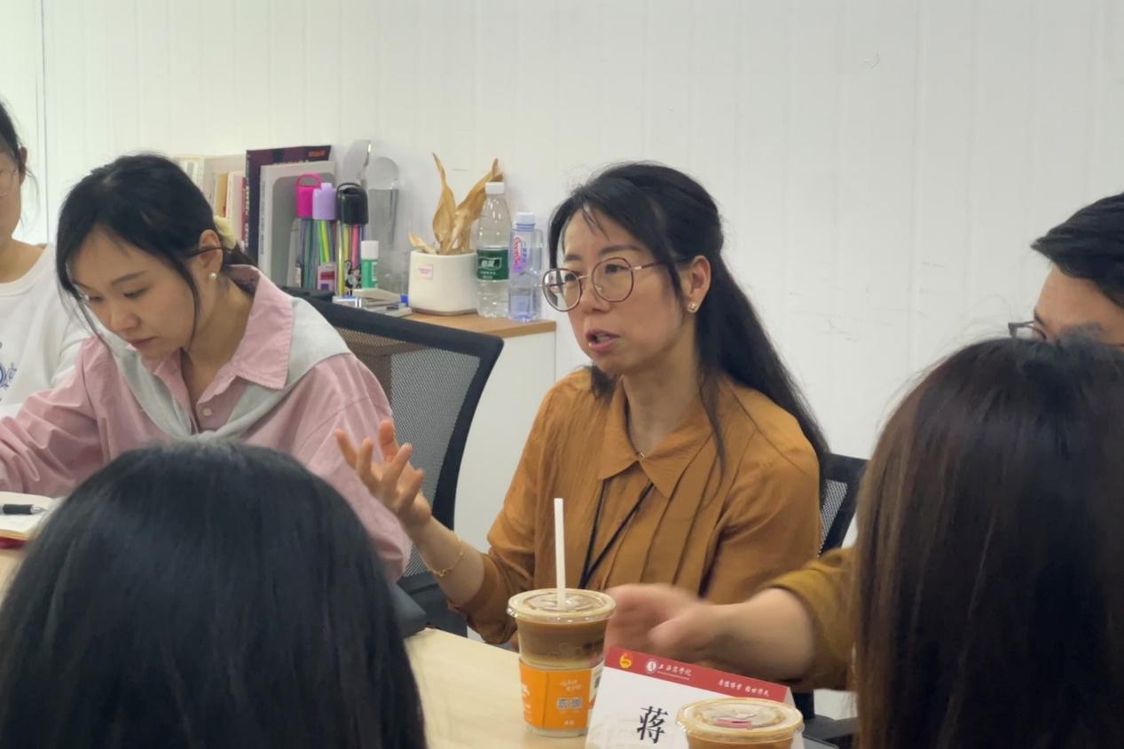 图为曹院长解答同学们的疑问