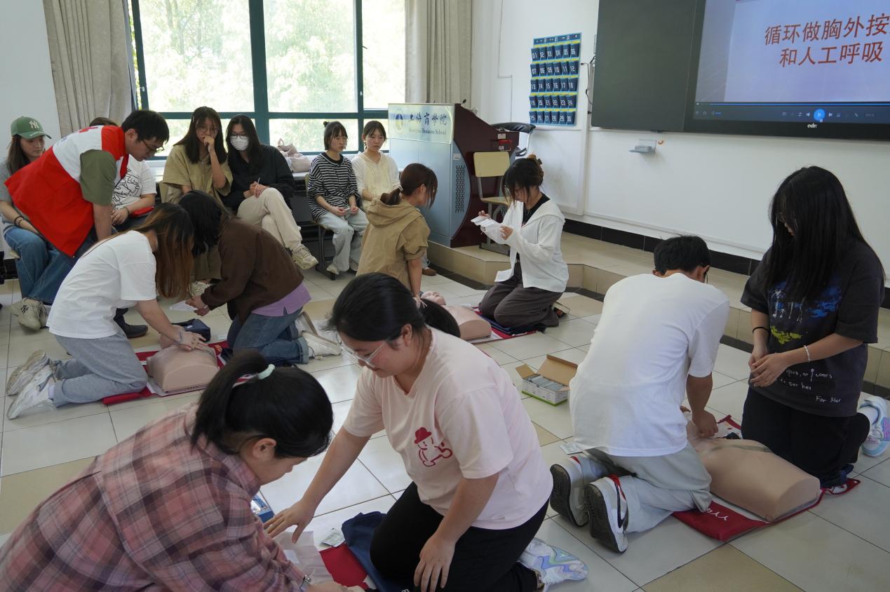 图为学员在进行心肺复苏及AED使用考核