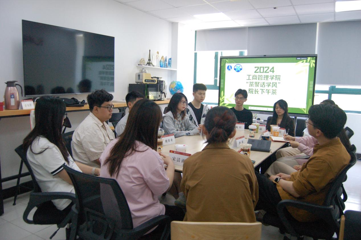 图为同学们与院长认真探讨问题