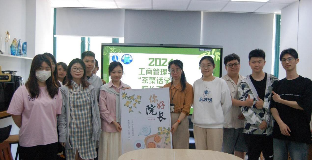 图为院长与同学们合影留念