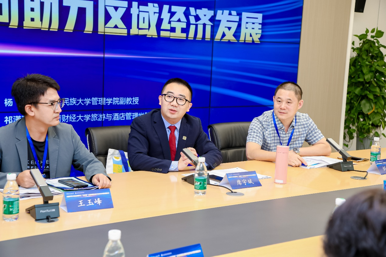 图为席宇斌在国际化如何助力区域经济发展圆桌论坛上发言