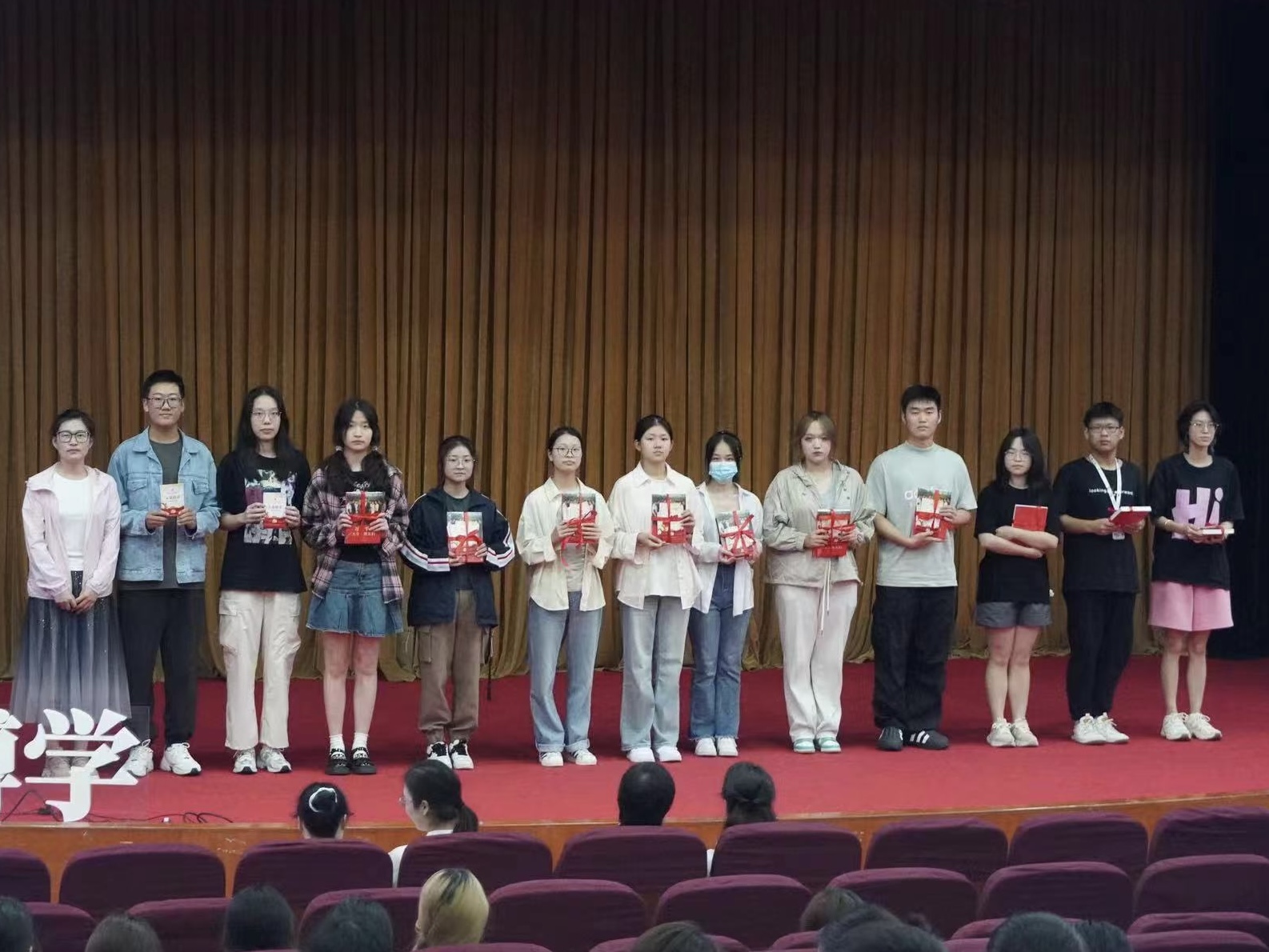 图为颁发《入党程序》手册