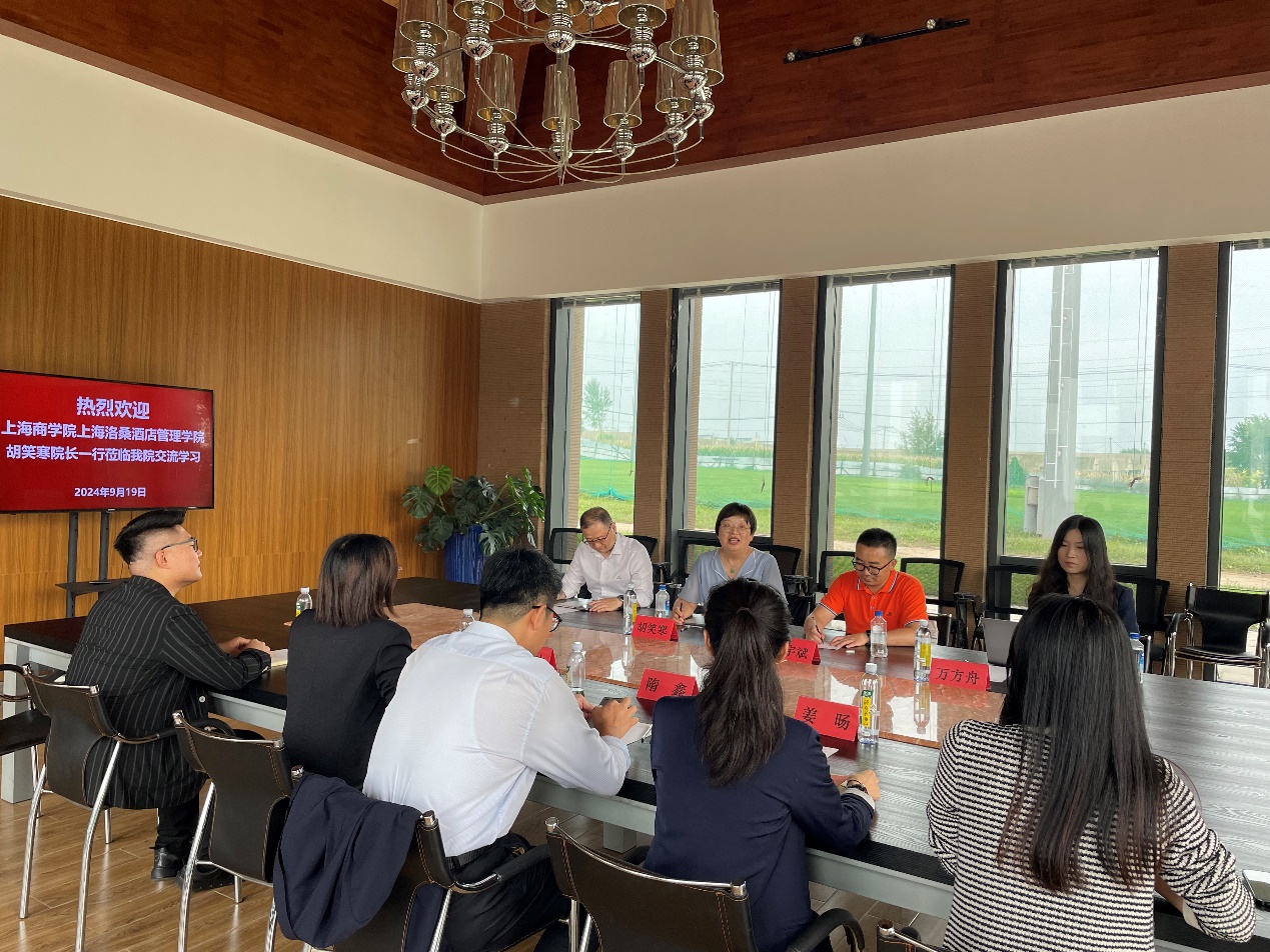 图为胡笑寒在欢迎会上发言