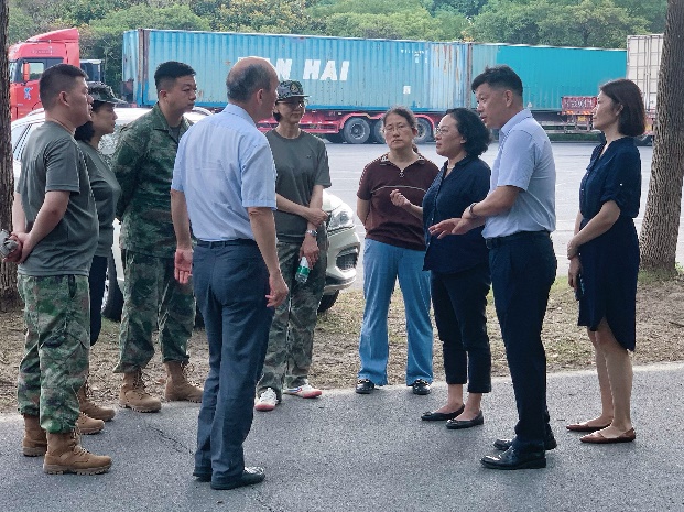 慰问三院区随行辅导员、医务人员