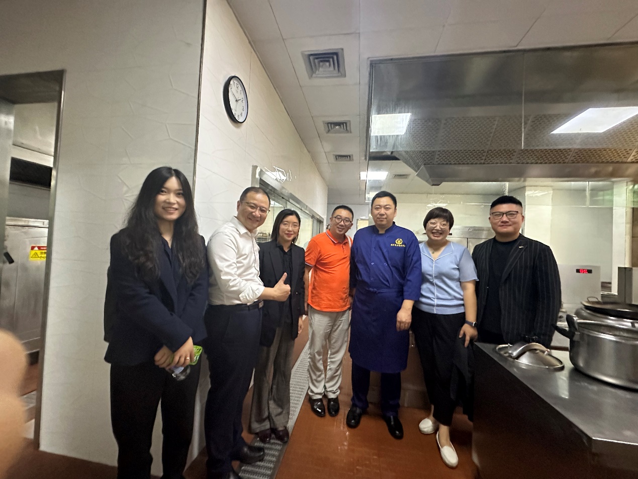 图为活动人员合影