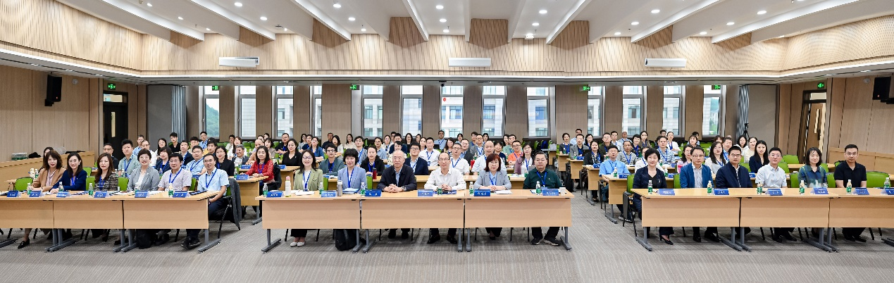 图为全体与会人员合影