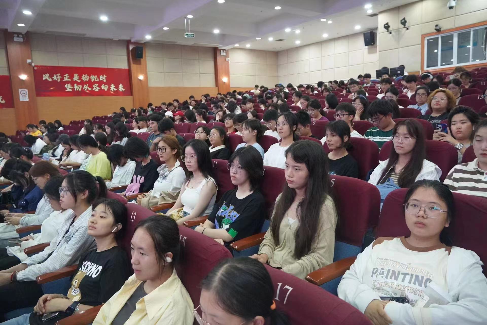 图为新生见面会现场