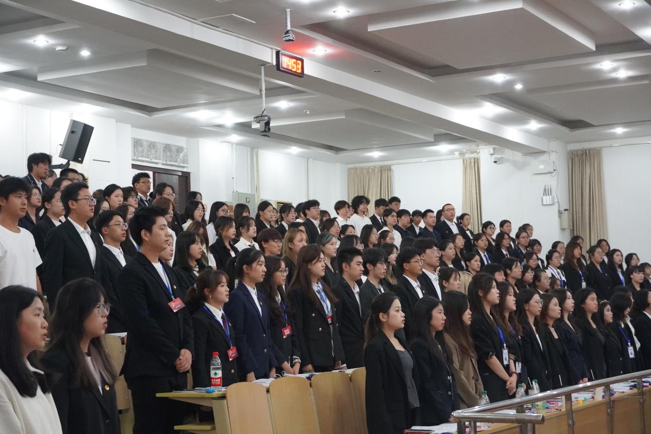 图为全体出席人员齐唱国歌