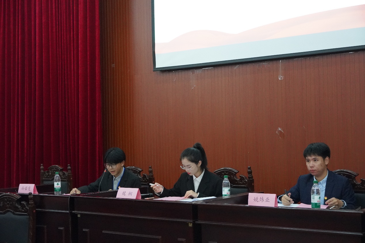 图为孙若斐发言