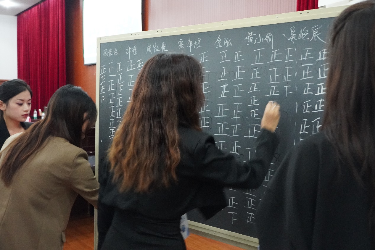 图为计票人计票