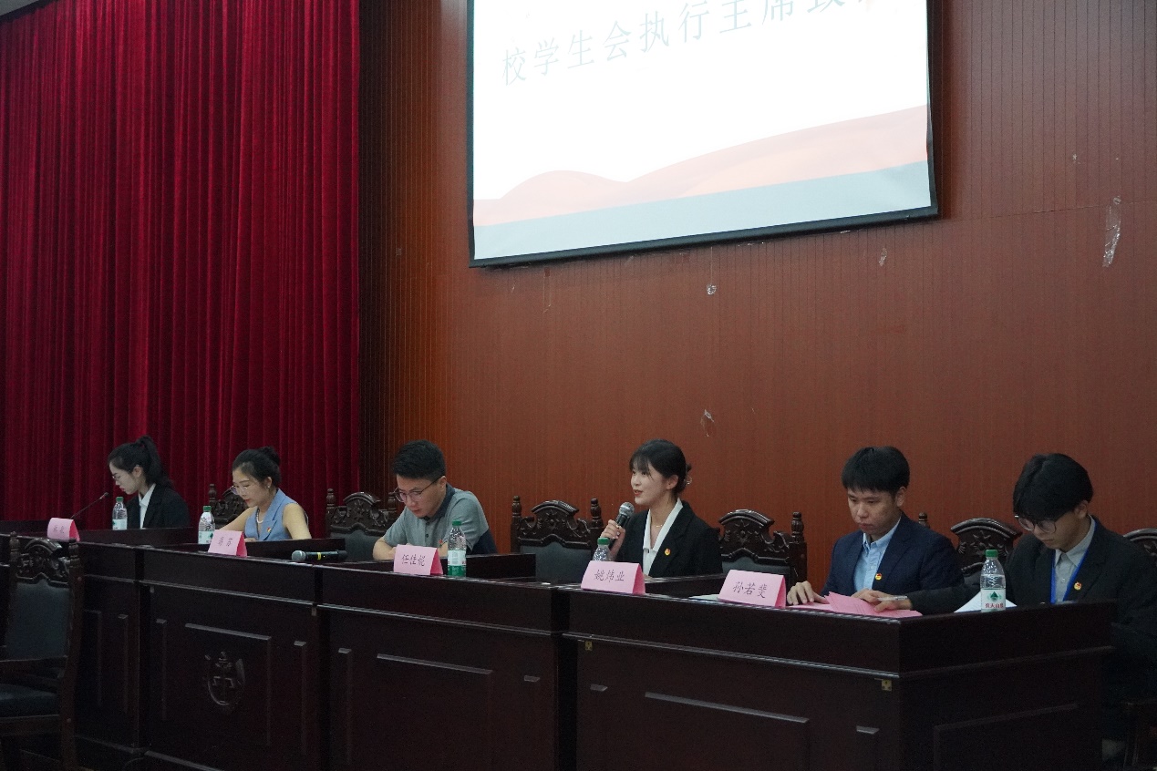 图为任佳妮发言