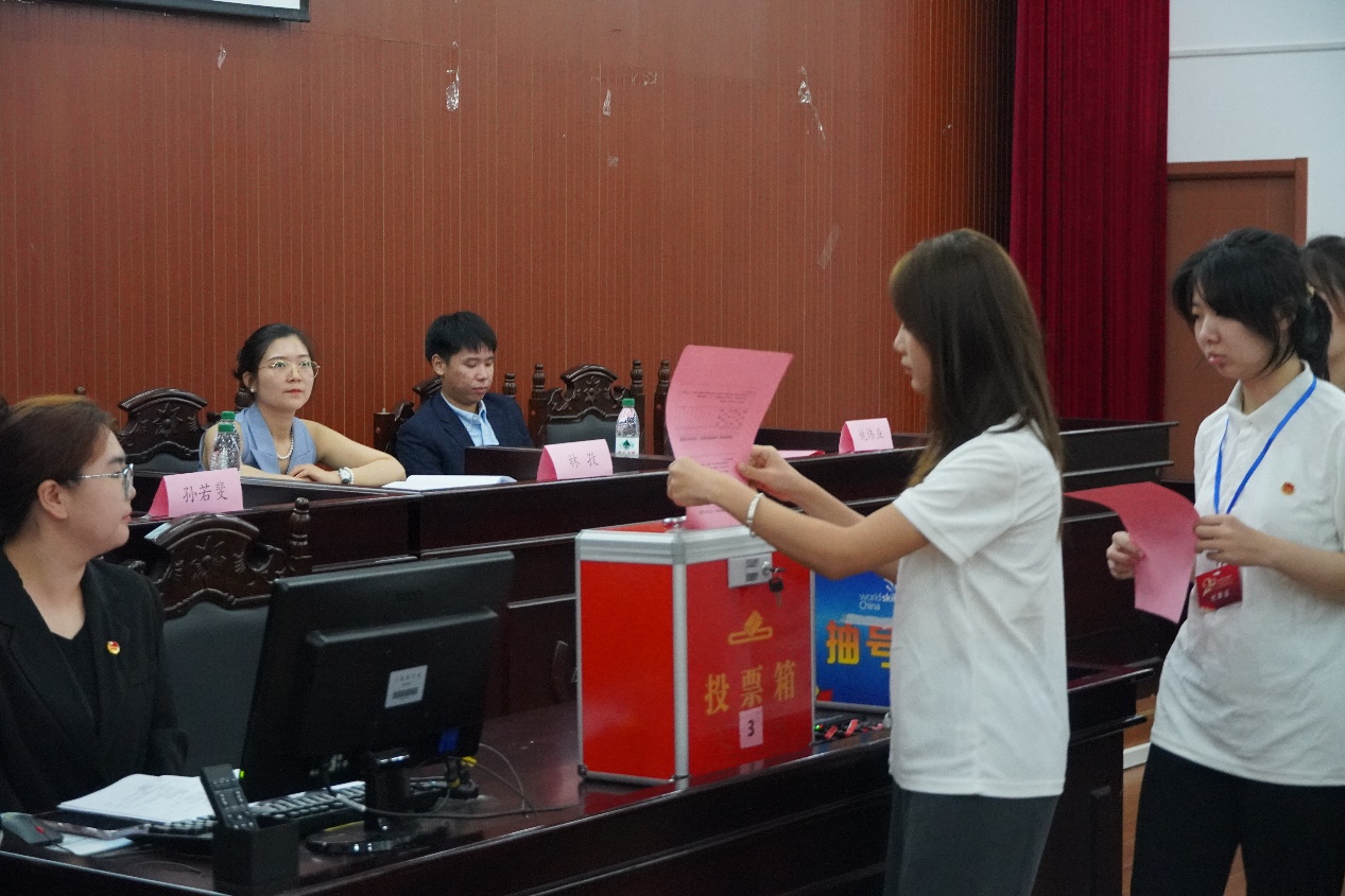 图为学生代表投票