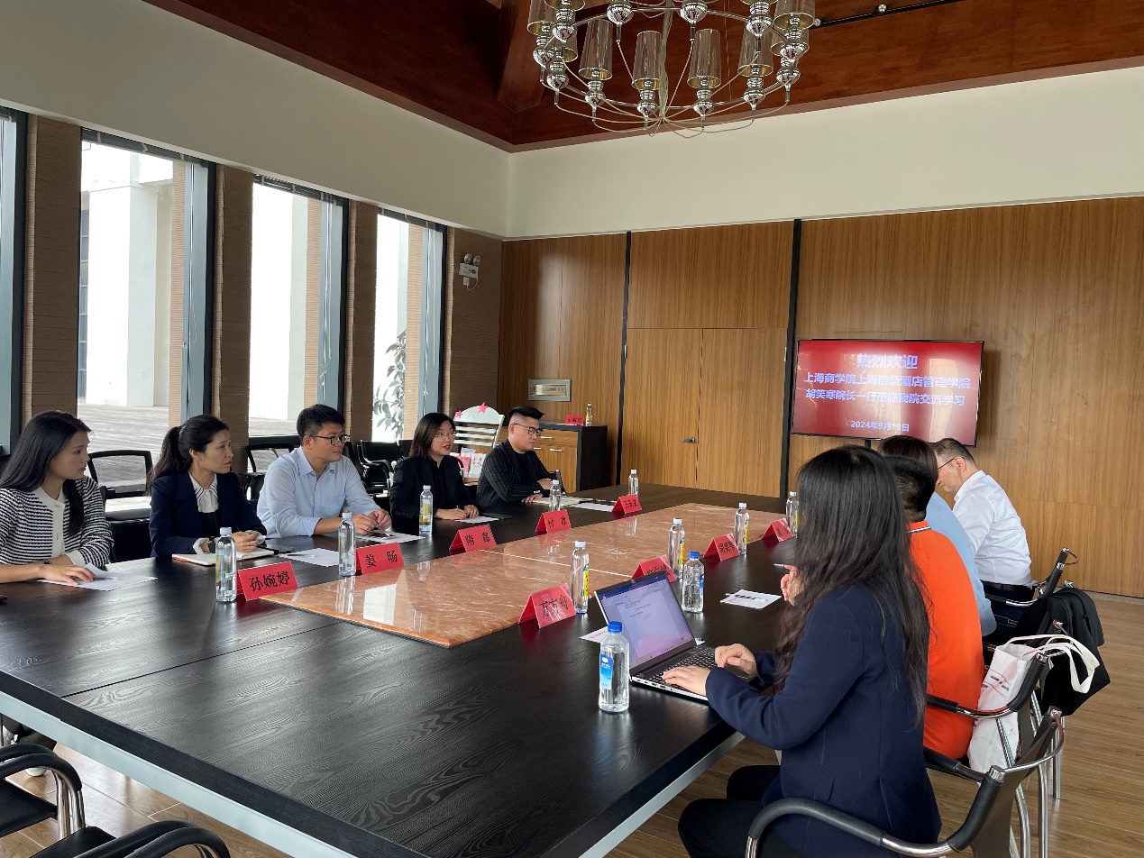 图为沈阳城市学院绿岛酒店管理学院付冰院长发言