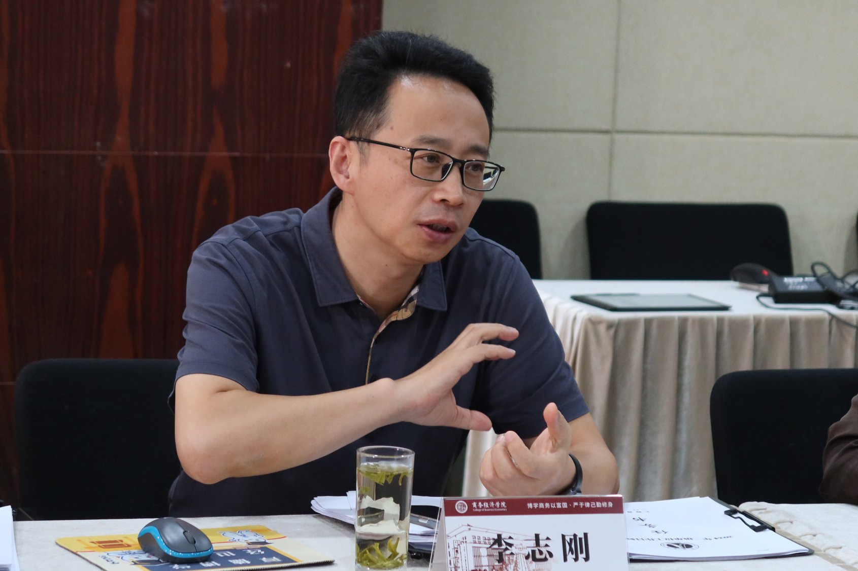 图为商务经济学院院长李志刚作调研专项汇报