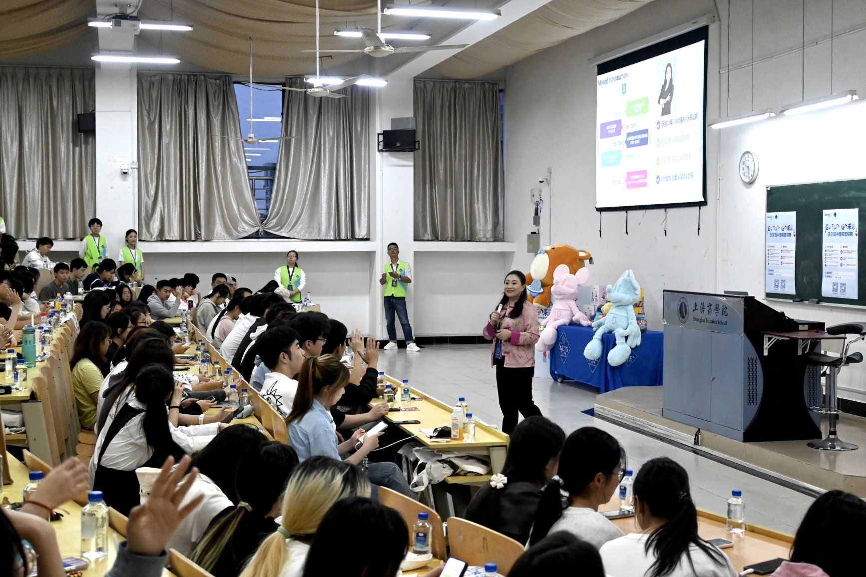 图为同学们积极参加问答环节