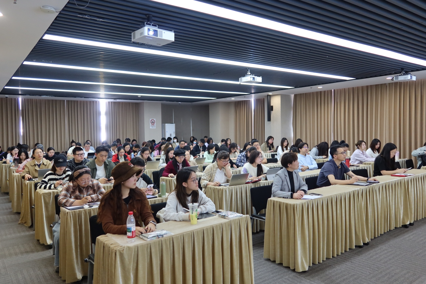 图为师生学习现场