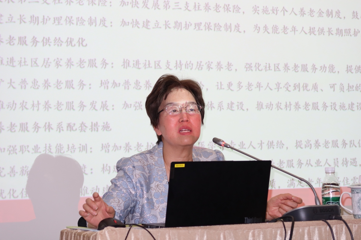 图为吴瑞君教授解读两会精神